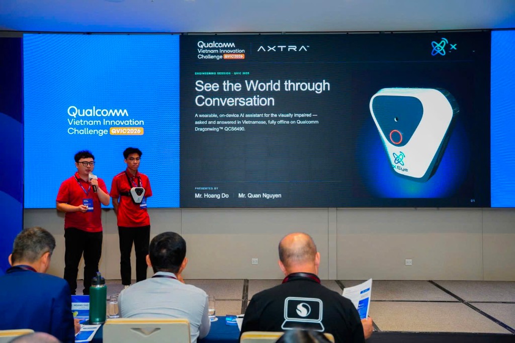 Axtra Labs presenting at Qualcomm Vietnam Innovation Challenge